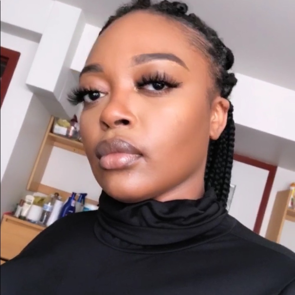 Meet Your Poshmark Ambassador, Ezinne!